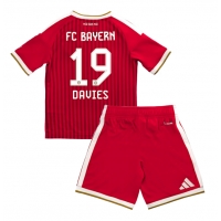 Camisa de Futebol Bayern Munich Alphonso Davies #19 Equipamento Principal Infantil 2026-27 Manga Curta (+ Calças curtas)
